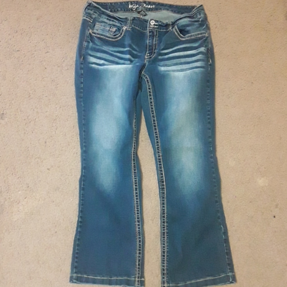 Ariya women's size 15/16 short.